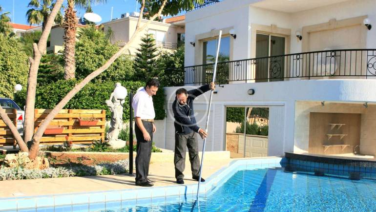 20 Tips to know before you buy a swimming pool